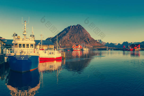 成小船采用海港在子夜太阳采用北方的挪威,罗<strong>福特</strong>·罗<strong>福特</strong>
