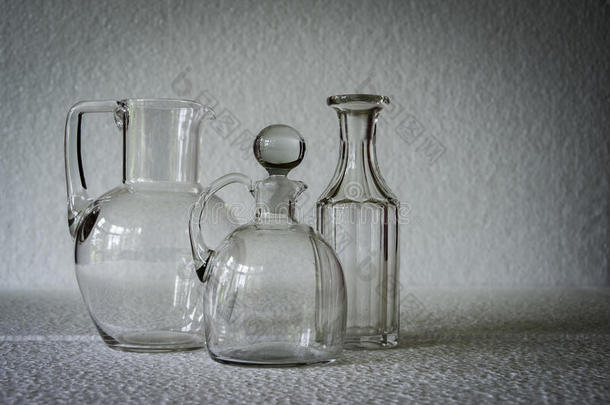 一几何学的,矩形的有图案的清楚的玻璃装饰瓶.