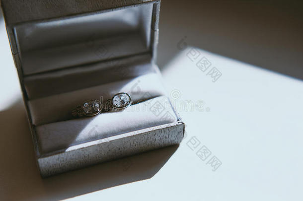 婚礼珠宝,白色的耳环和手镯新娘,婚礼蜡膜