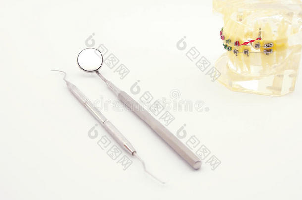 牙齿的工具向白色的背景