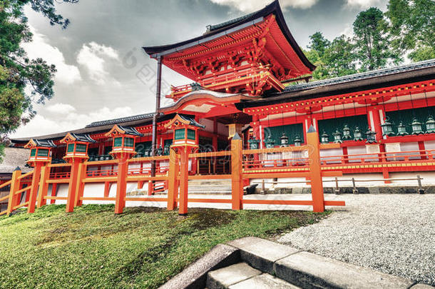 春日圣地采用奈良,黑色亮漆