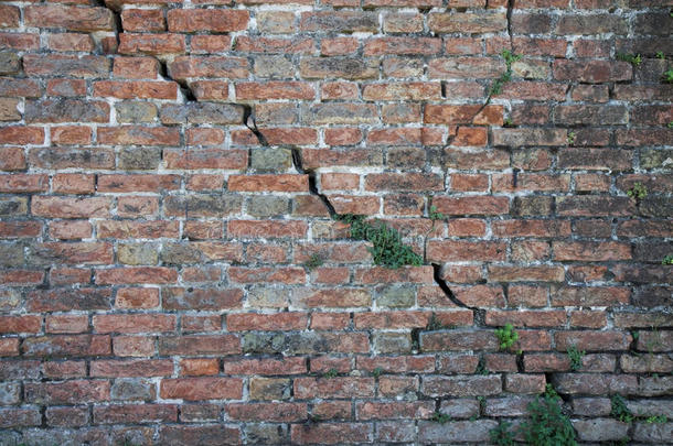有<strong>裂缝</strong>的砖墙-深的破裂采用一砖墙
