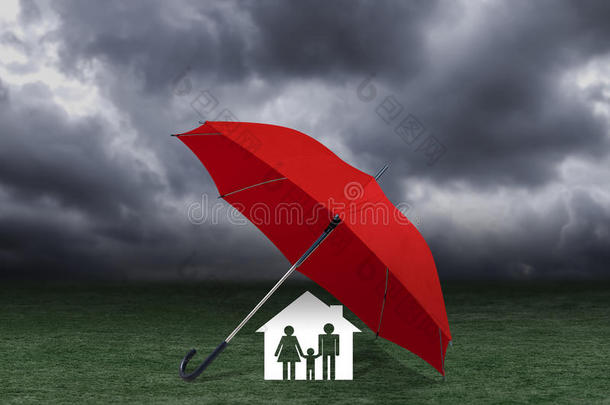 红色的雨伞掩蔽物家和家庭在下面雨,保险