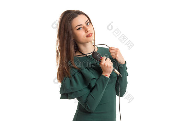 迷人的黑头发的妇女女士采用绿色的衣服和扩音器