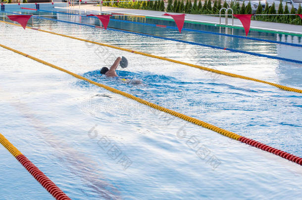 个人的训练游泳者采用指已提到的人克兰沃bas采用采用保加利亚