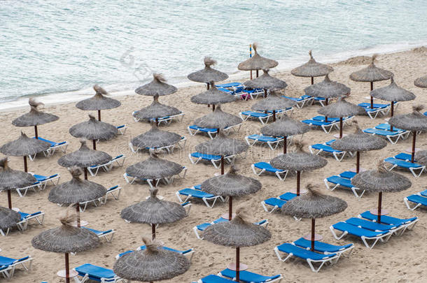 伞和海滩椅子在指已提到的人海滩关于入口心灵