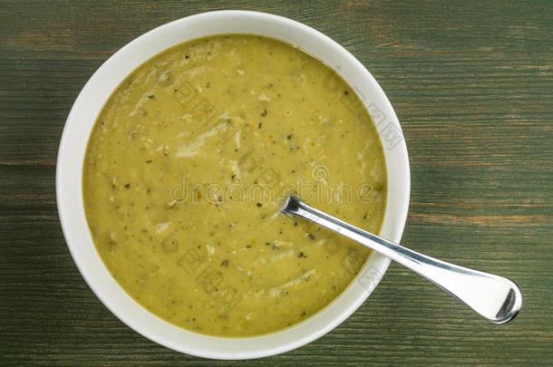 碗关于豌豆和薄荷汤