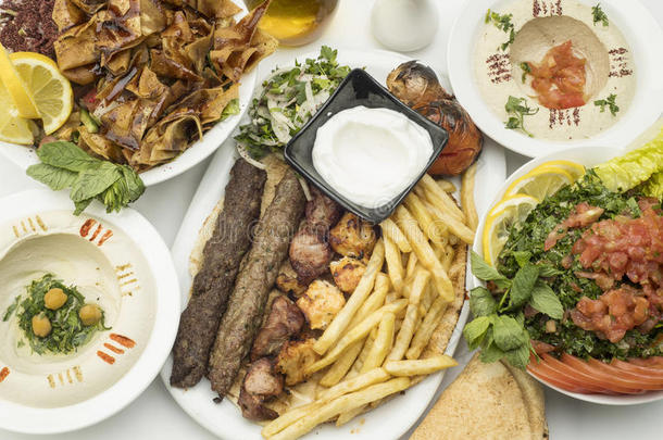 黎巴嫩人食物关于混合烧烤关于肉,烤肉串和把~a移到黑桃十号上。