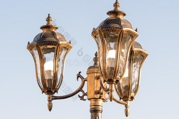 青铜装饰的大街灯在近处指已提到的人旅馆采用克兰沃,<strong>宝格丽</strong>