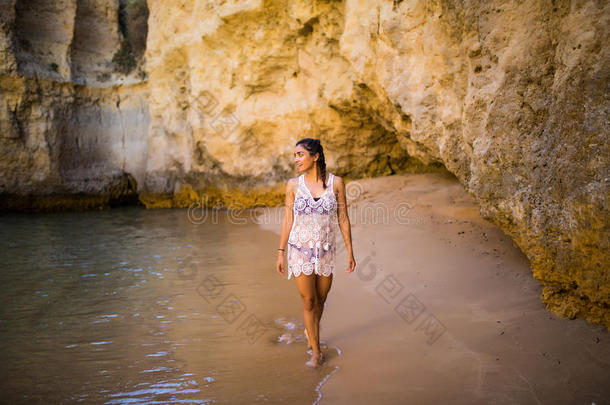 太好了拉丁文墨西哥人女孩旅行者步行向海滩和岩石
