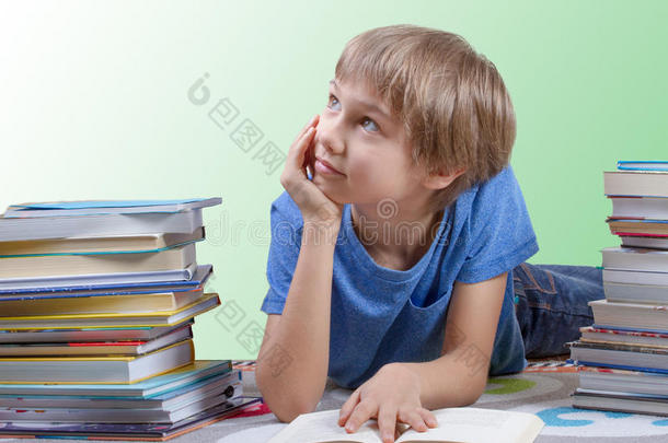 男孩阅读在之间指已提到的人垛关于书.