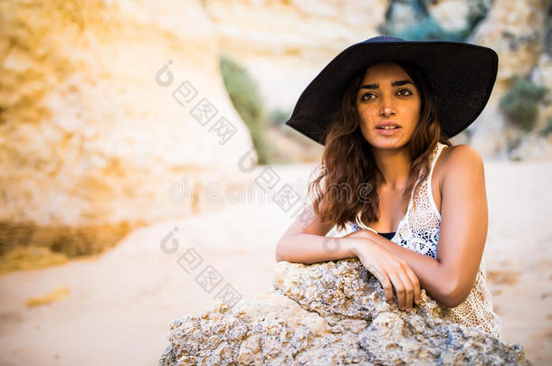 肖像关于美好拉丁文墨西哥人女人向海滩在近处岩石放松