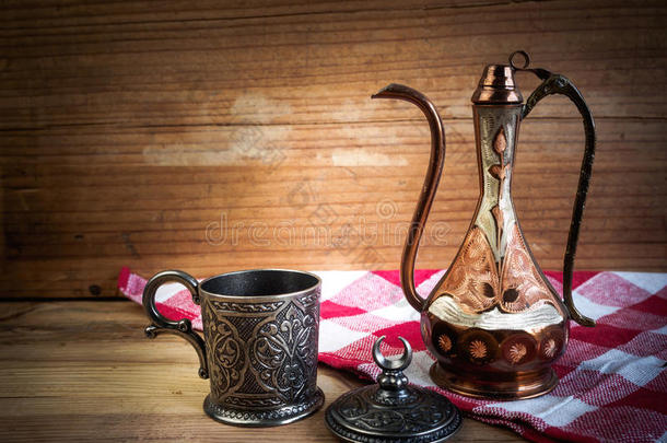土耳其的茶壶和阿拉伯的装饰和金属杯子和盘