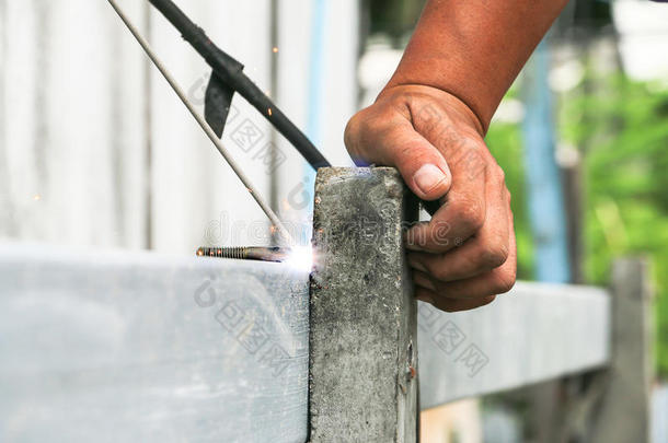 地方的亚洲人技术的工人焊接法钢铁器向一c向creteRomania罗马尼亚