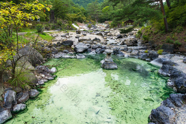 水池和矿物热的春季水采用草津公园采用黑色亮漆