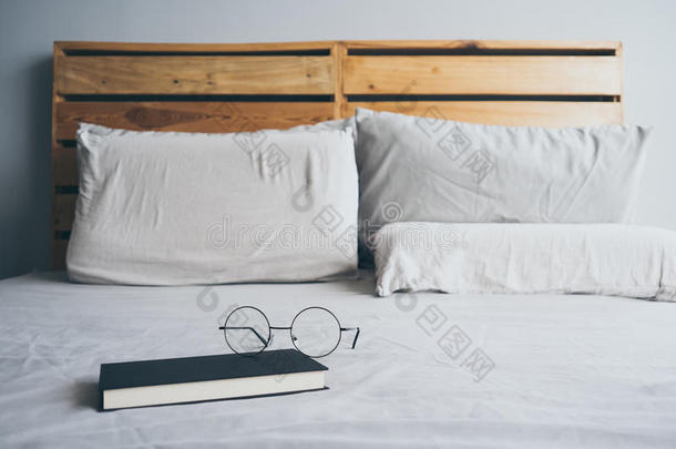 眼镜和书采用卧室为read采用g和轻松.