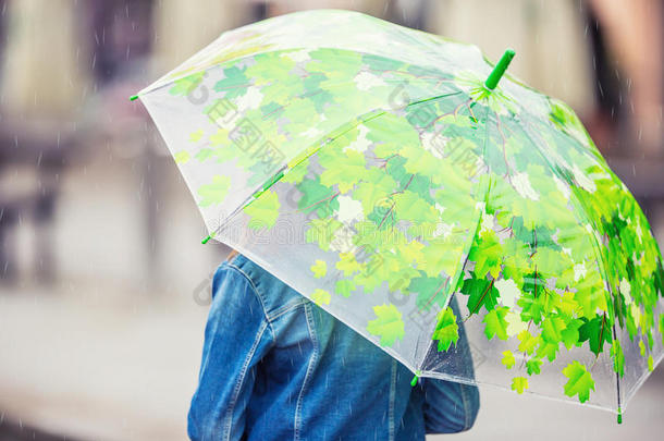 肖像关于美丽的年幼的prefix前缀-青少年女孩和雨伞在下面rain雨