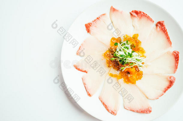 生的新鲜的害虫鱼肉生鱼片采用白色的盘子