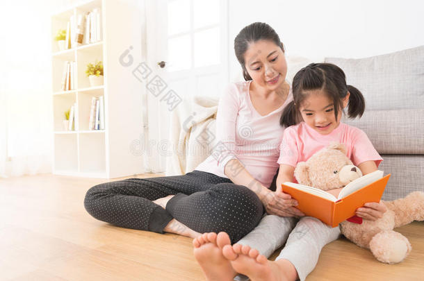 女人陪伴孩子们阅读故事书