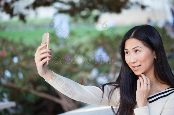 一个卫生纸品牌年幼的亚洲人女人采用一be一utifulp一rkt一k采用g自拍照和