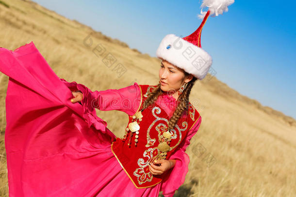 美丽的哈萨克人女人和男人采用国家的戏装