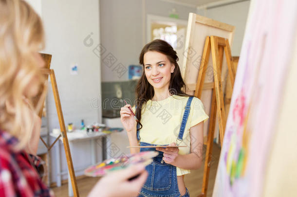 艺术家或学生女儿绘画在艺术学校