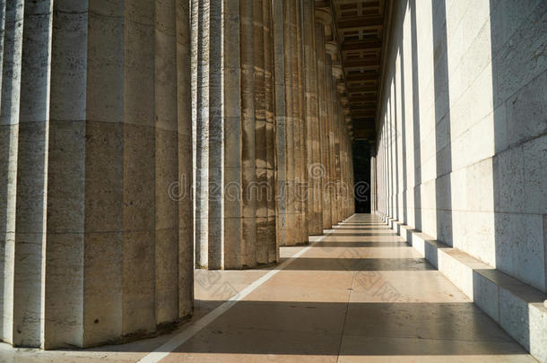 柱采用光和阴影在瓦尔哈拉殿堂,著名的纪念碑在近处关于