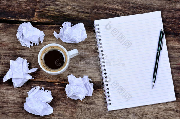 便条簿和笔咖啡豆和摺皱的纸向书桌