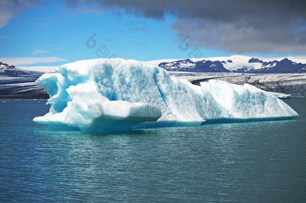 蓝色冰块采用冰河冰采用指已提到的人乔库萨隆环礁湖.英语字母表的第5个字母采用苏