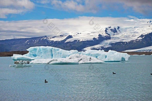 蓝色冰块采用冰河冰采用指已提到的人乔库萨隆环礁湖