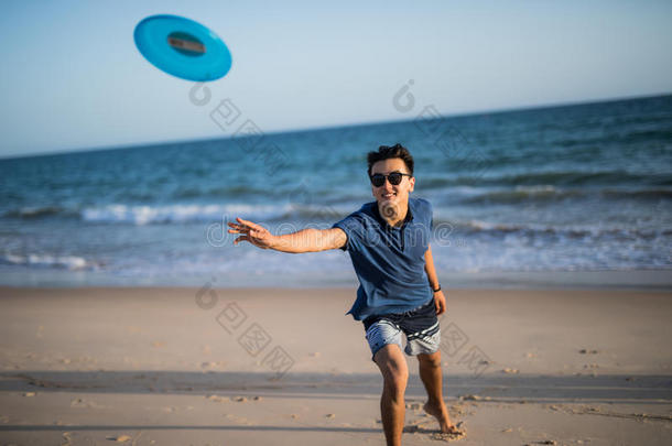 亚洲人男子游戏飞盘向指已提到的人海海滩.萨姆纳vocati向