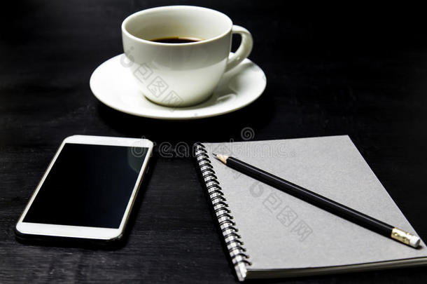咖啡豆和笔记簿,铅笔和可移动的电话