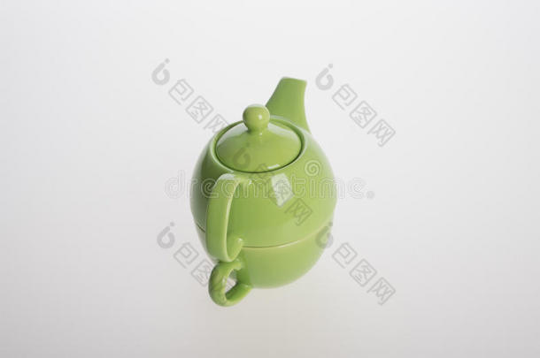 茶水罐放置或P或celain茶水罐和杯子向背景.