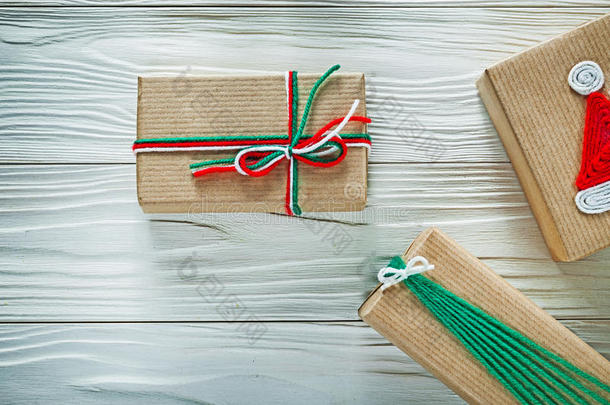 手工做的有包装的圣诞节赠品盒向木制的板庆祝活动