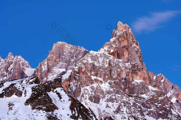 冬季风景下雪的山天