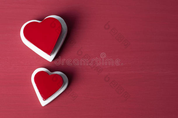 双的红色的心向白色的心向红色的蹩脚货背景.
