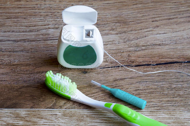 牙齿的丝棉,牙刷和牙齿之间的刷子