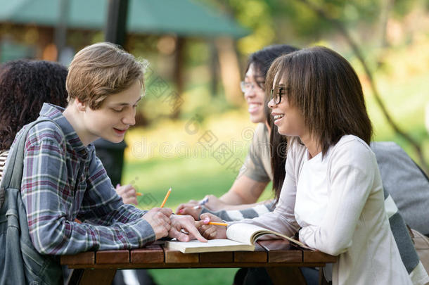 年幼的学生一次和学习在户外在期间讲话