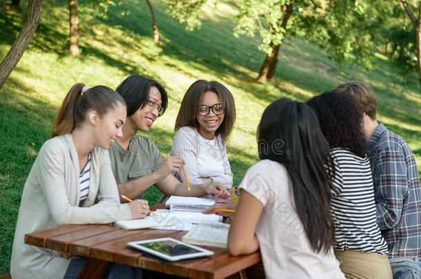 年幼的学生一次和学习在户外在期间讲话.