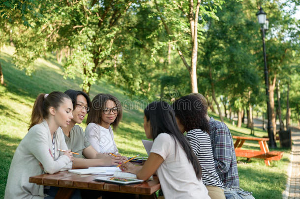 年幼的学生一次和学习在户外在期间讲话.