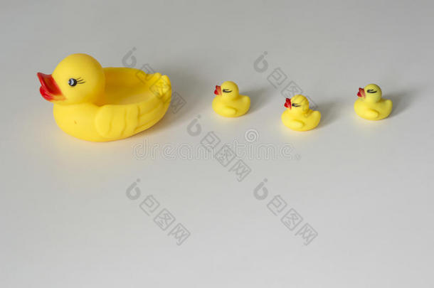 沐浴玩具行关于黄色的鸭向白色的背景