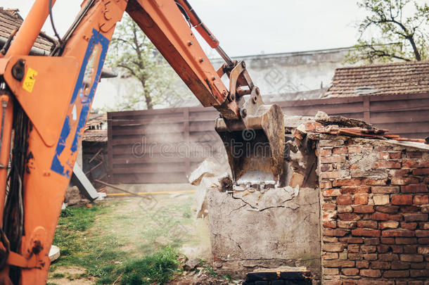 压碎的东西开凿者反铲挖土机机器工作的向地点demoliti向