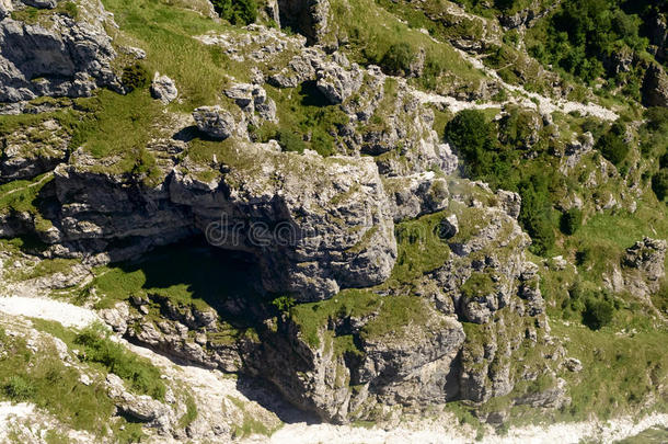 岩石悬崖关于重组山峰,意大利