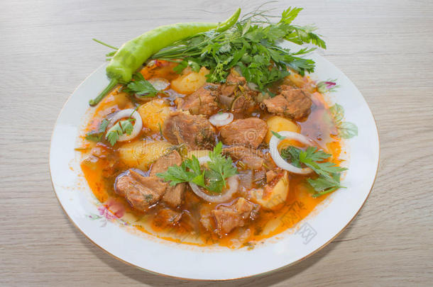 传统的乔治亚州人热的匈牙利红烩牛肉汤
