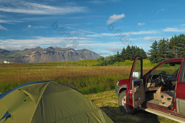 野营冒险<strong>活动</strong>采用冰岛-<strong>帐篷</strong>和老的从落下-路汽车和工作