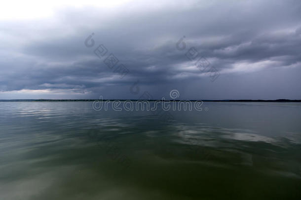 暴风雨和多云的天在上面擦光湖地区