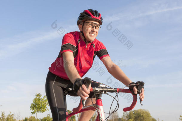 微笑的专业的路骑自行车的人在的时候乘向自行车在户外.