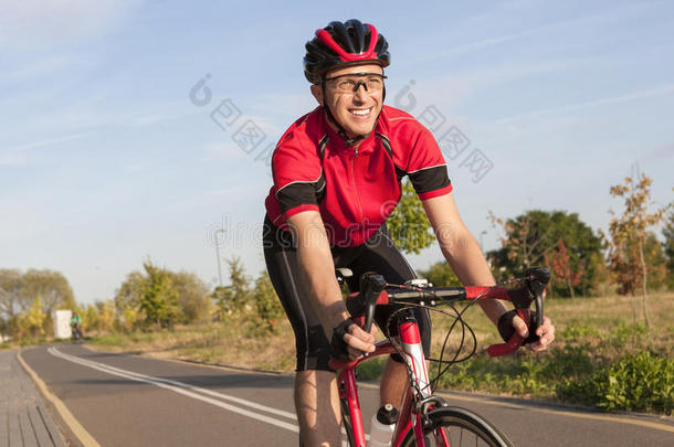 微笑的高加索人路骑自行车的人
