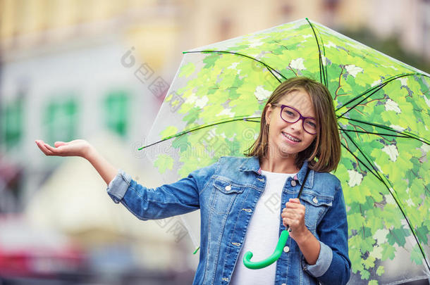 肖像关于美丽的年幼的prefix前缀-青少年女孩和雨伞在下面rain雨