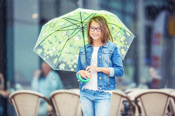 肖像关于美丽的年幼的prefix前缀-青少年女孩和雨伞在下面rain雨